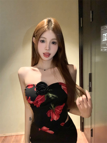 Real shot of sweet hot girl with pure desire, three-dimensional flower print, irregular tight-fitting, slimming and sexy tube top for women