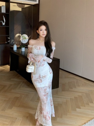 Real shot of French retro sexy one-shoulder dress for women in summer, high-end, slim, hip-covering long skirt