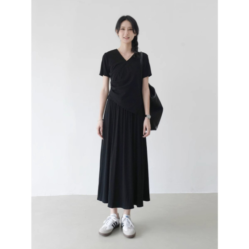 Original workmanship suit, fashionable and elegant women's summer dress, new V-neck pleated short-sleeved T-shirt + skirt