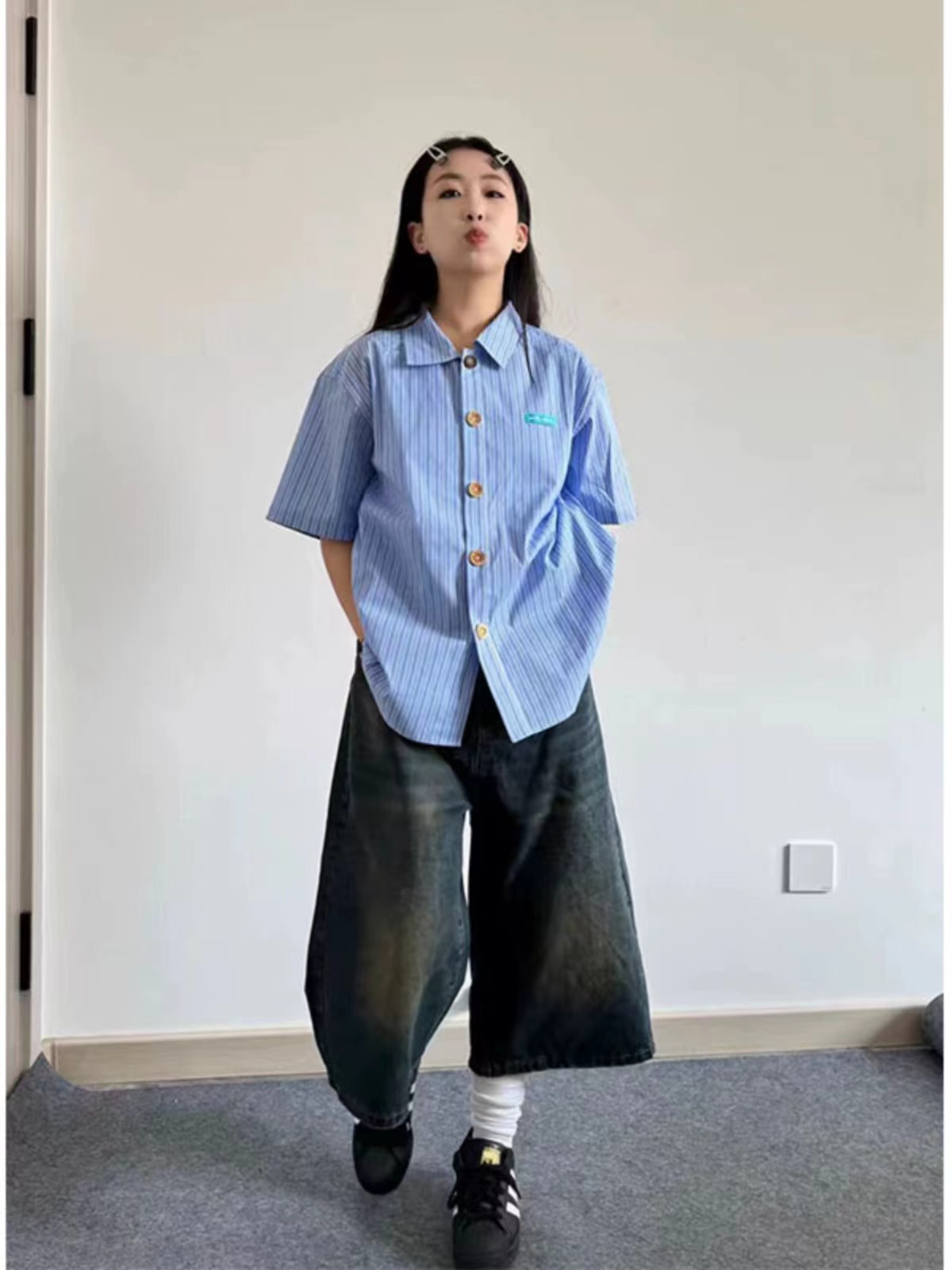 官圖美式高街彩色紐扣藍色短袖襯衫女夏季設計感小眾休閒百搭上衣