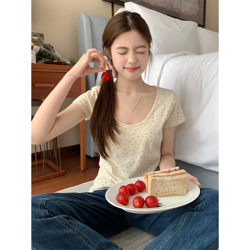 Real shot of girl with gentle style and small floral u-neck collarbone exposed slimming top 2024 summer Korean style simple T-shirt
