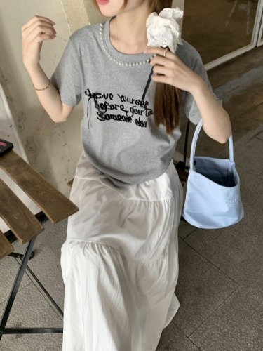 Actual shot of a two-piece set of Western style age-reducing beaded letter bow round neck T-shirt + solid color high-waisted skirt