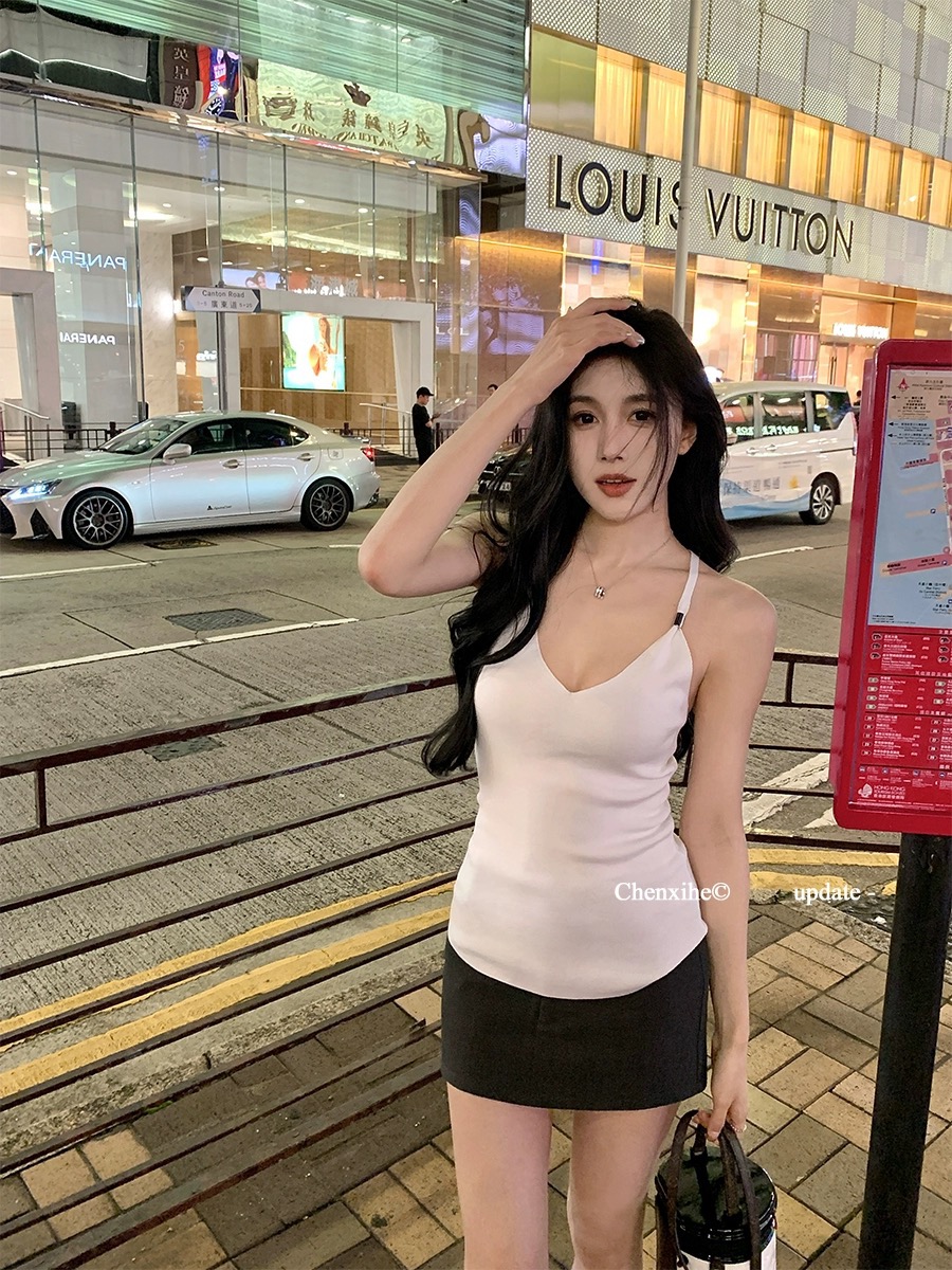何晨曦 冰絲環扣背心女夏季黑白兩色背後工字設計v領純色辣妹上衣