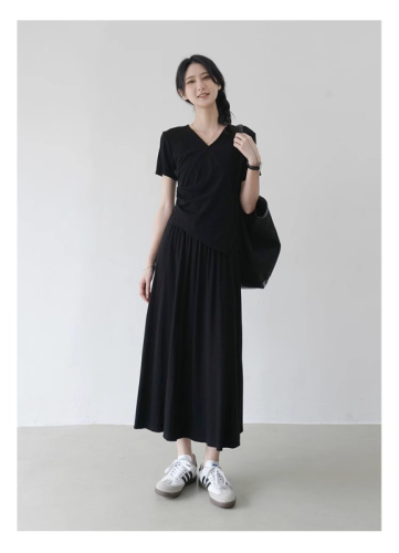 Original workmanship suit, fashionable and elegant women's summer dress, new V-neck pleated short-sleeved T-shirt + skirt