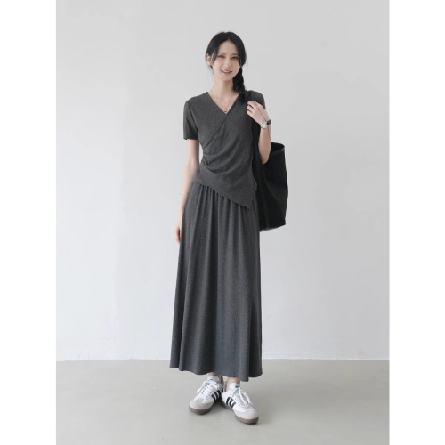 Original workmanship suit, fashionable and elegant women's summer dress, new V-neck pleated short-sleeved T-shirt + skirt