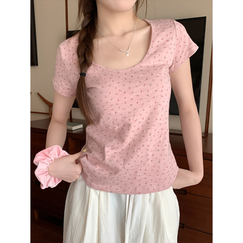 Real shot of girl with gentle style and small floral u-neck collarbone exposed slimming top 2024 summer Korean style simple T-shirt