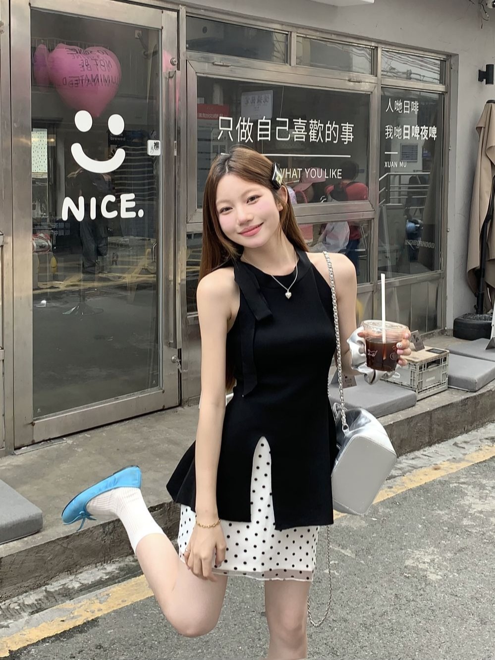 Real shot French halter neck irregular knitted bow top + polka dot short slimming skirt