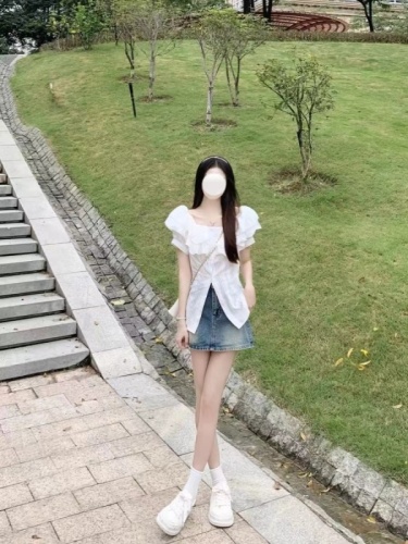 A women's summer blouse with a lotus leaf edge one-shoulder off-shoulder design, featuring a thin, unique sense of style and a touch of elegance.