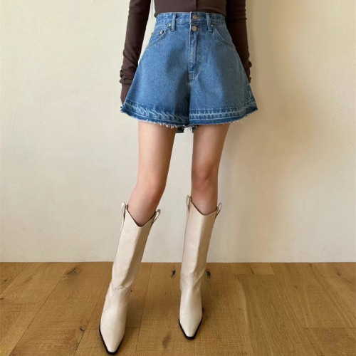 New spring and summer two-button raw edge denim shorts