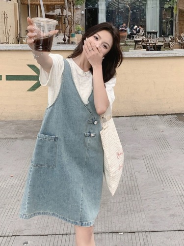 Denim suspender skirt suit for women in summer 2024 new style salt-based outfit to reduce age, cover up flesh and look slimming dress two-piece set