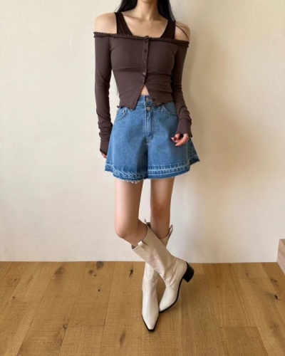 New spring and summer two-button raw edge denim shorts