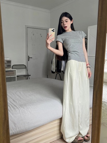 Actual shot of slim round neck, right shoulder, short-sleeved T-shirt + linen trousers, loose straight high-waist slim casual pants