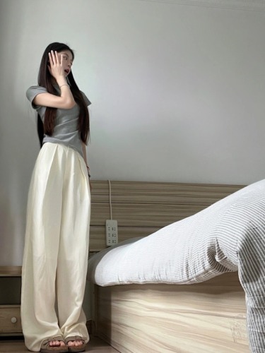 Actual shot of slim round neck, right shoulder, short-sleeved T-shirt + linen trousers, loose straight high-waist slim casual pants