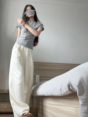 Actual shot of slim round neck, right shoulder, short-sleeved T-shirt + linen trousers, loose straight high-waist slim casual pants