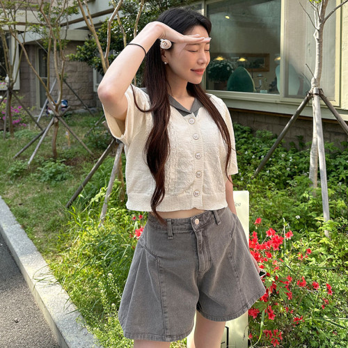 Playful and age-reducing solid color pleated side high-waisted versatile wide-leg denim shorts