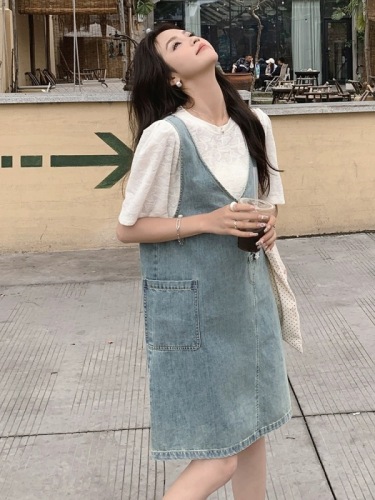 Denim suspender skirt suit for women in summer 2024 new style salt-based outfit to reduce age, cover up flesh and look slimming dress two-piece set