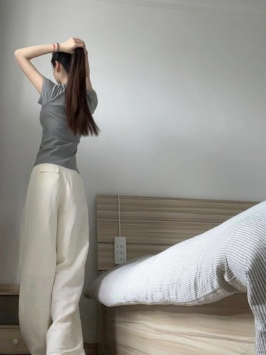 Actual shot of slim round neck, right shoulder, short-sleeved T-shirt + linen trousers, loose straight high-waist slim casual pants