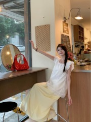 Actual shot of lace hollow sleeveless vest for women, design sense of flying sleeves top, age-reducing and versatile skirt