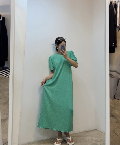 A large number of 24 summer new solid color round neck, shoulder pads, puff sleeves, fungus hem all-match dress