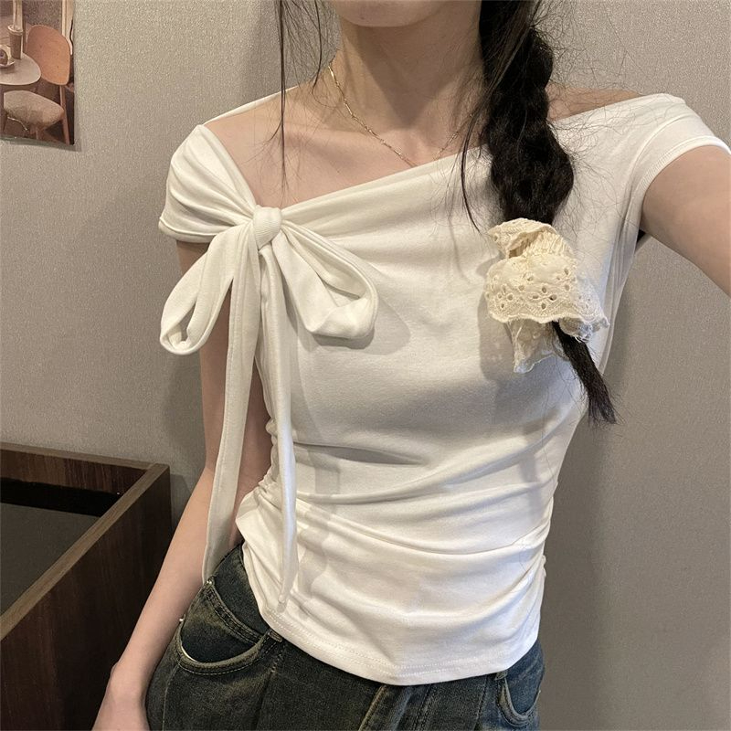 A one-shoulder off-shoulder sexy short-sleeve T-shirt for women, summer-inspired design, material, short-length top
