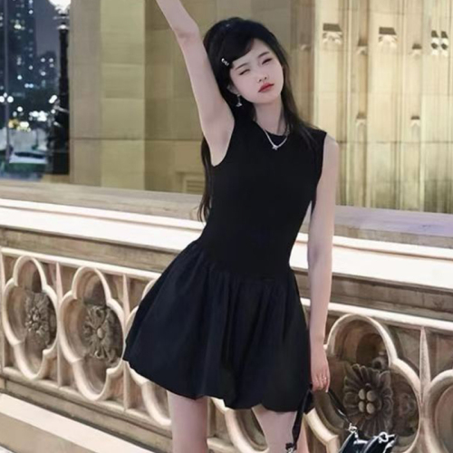 Designed sleeveless vest dress summer new style French Hepburn temperament splicing advanced black puffy skirt