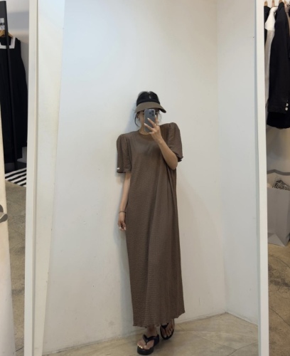 A large number of 24 summer new solid color round neck, shoulder pads, puff sleeves, fungus hem all-match dress