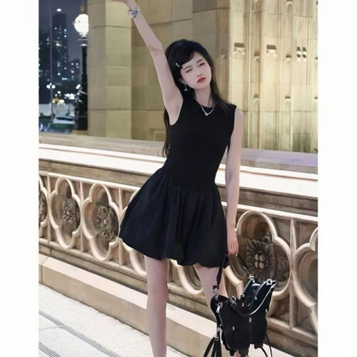 Designed sleeveless vest dress summer new style French Hepburn temperament splicing advanced black puffy skirt