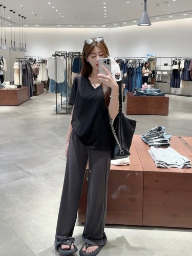 Actual shot~Right-shoulder narrow v-neck short-sleeved two-color slim T-shirt + straight casual pants that look slim and tall and show leg length