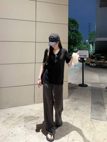 Actual shot~Right-shoulder narrow v-neck short-sleeved two-color slim T-shirt + straight casual pants that look slim and tall and show leg length