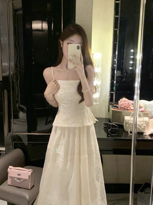 JustQin 4月23日上新杏花微雨高級感精緻蕾絲氣質吊帶+半裙女