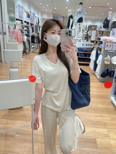 Actual shot~Right-shoulder narrow v-neck short-sleeved two-color slim T-shirt + straight casual pants that look slim and tall and show leg length