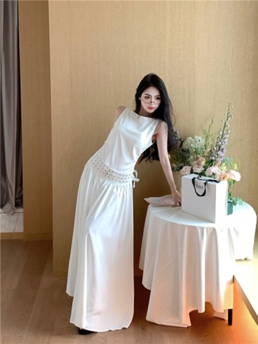 Real shot!  Dopamine wears American millennial sweet hottie’s new Chinese white dress