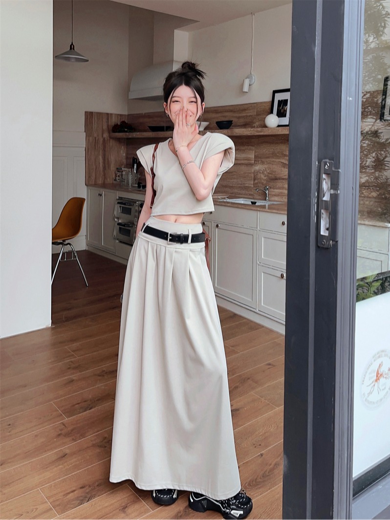 Actual shot of solid color v-neck versatile vest + slimming pleated skirt two-piece set