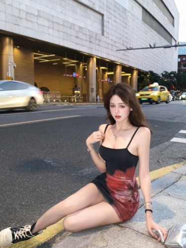 Real shot of retro printed suspender dress for women in summer, sexy hottie tight waist-hugging hip long and short skirt