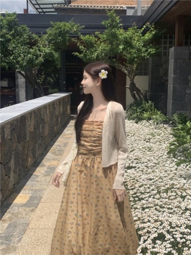 Actual shot of the new Korean style small floral pleated temperament long skirt French suspender dress + sun protection cardigan