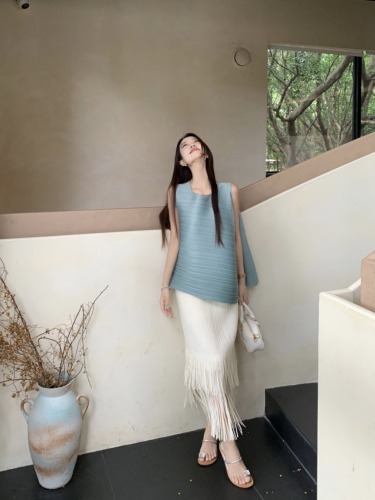 Real shot ~ Custom dyed white elegant and lazy sleeveless vest top for women pleated fringed skirt suit