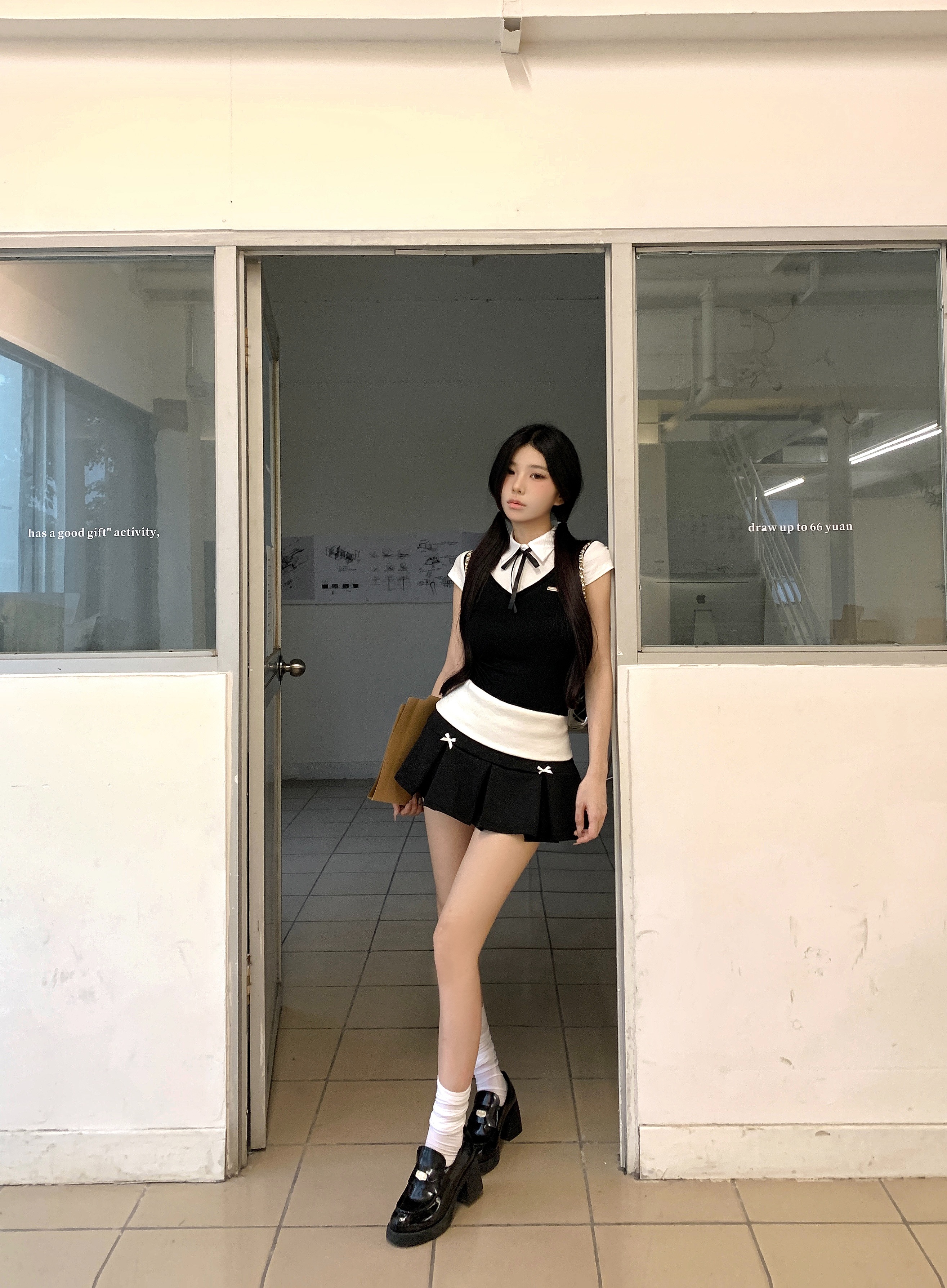 Photographed Korean-style spicy girl butterfly bow slimming T-shirt top + contrasting low-waist pleated ultra-short skirt for women