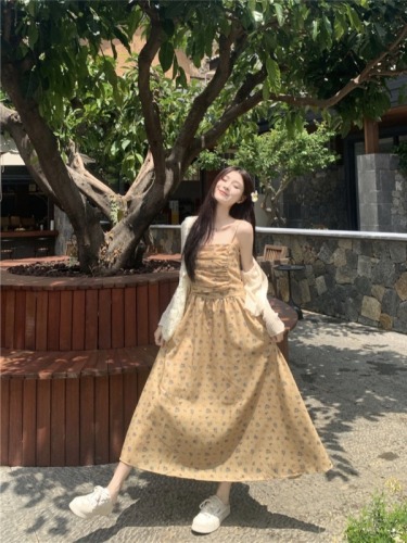 Actual shot of the new Korean style small floral pleated temperament long skirt French suspender dress + sun protection cardigan