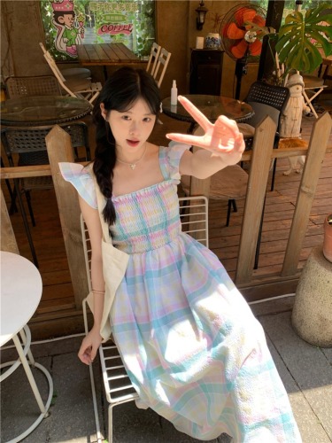 Actual shot of the new Korean style plaid small flying sleeves seaside vacation skirt with temperament waist and wide hem long skirt