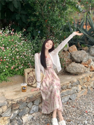 Actual shot of the new Korean style small floral pleated temperament long skirt French suspender dress + sun protection cardigan