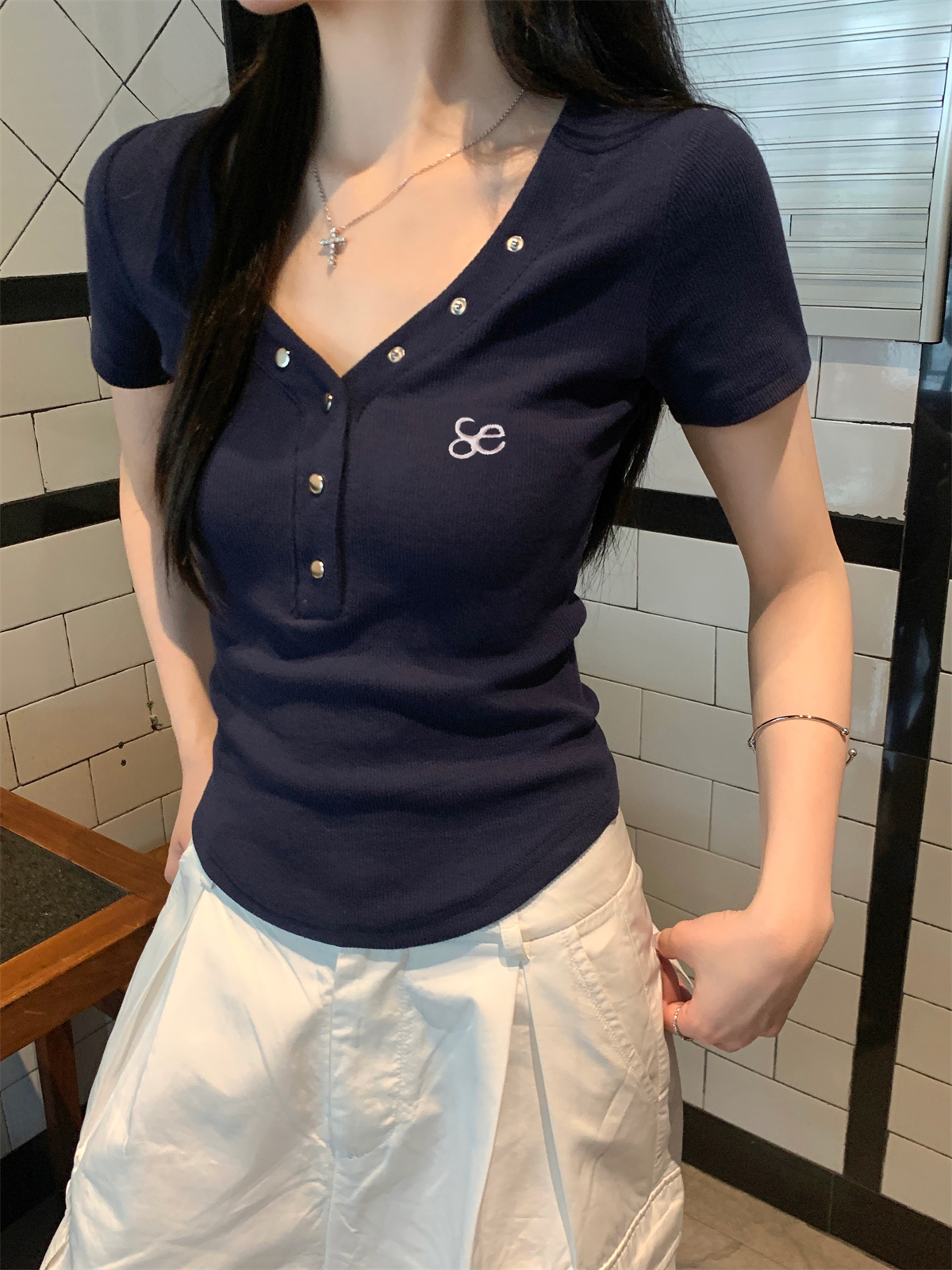 實拍 夏季韓版修身v領釘扣不規則顯瘦設計感氣質短袖T恤上衣