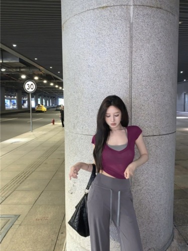 Real shot of two real short-sleeved T-shirt tops and trousers casual hot girl suit