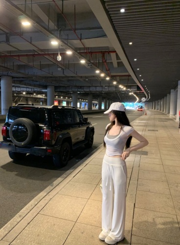 Real shot of two real short-sleeved T-shirt tops and trousers casual hot girl suit