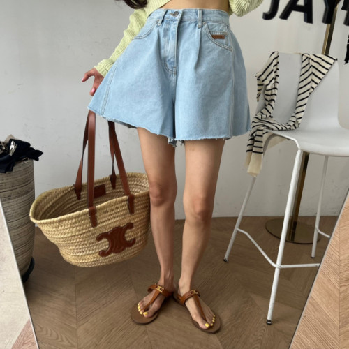 A-line light blue denim shorts with small leather label, high waist and pleated hem