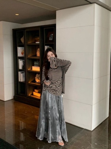 Real shot of bell-sleeved striped thin top + sparkling starry long skirt