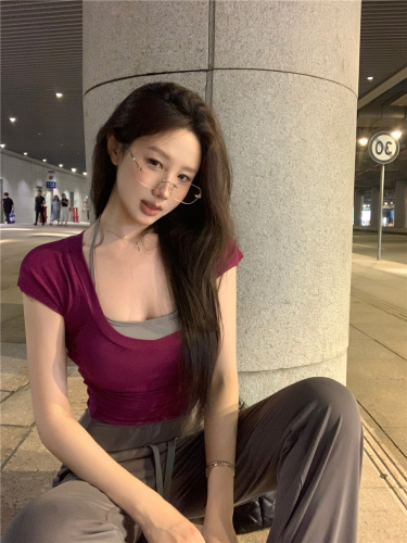 Real shot of two real short-sleeved T-shirt tops and trousers casual hot girl suit