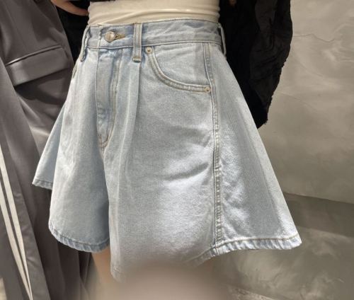 A-line light blue denim shorts with small leather label, high waist and pleated hem