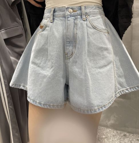 A-line light blue denim shorts with small leather label, high waist and pleated hem