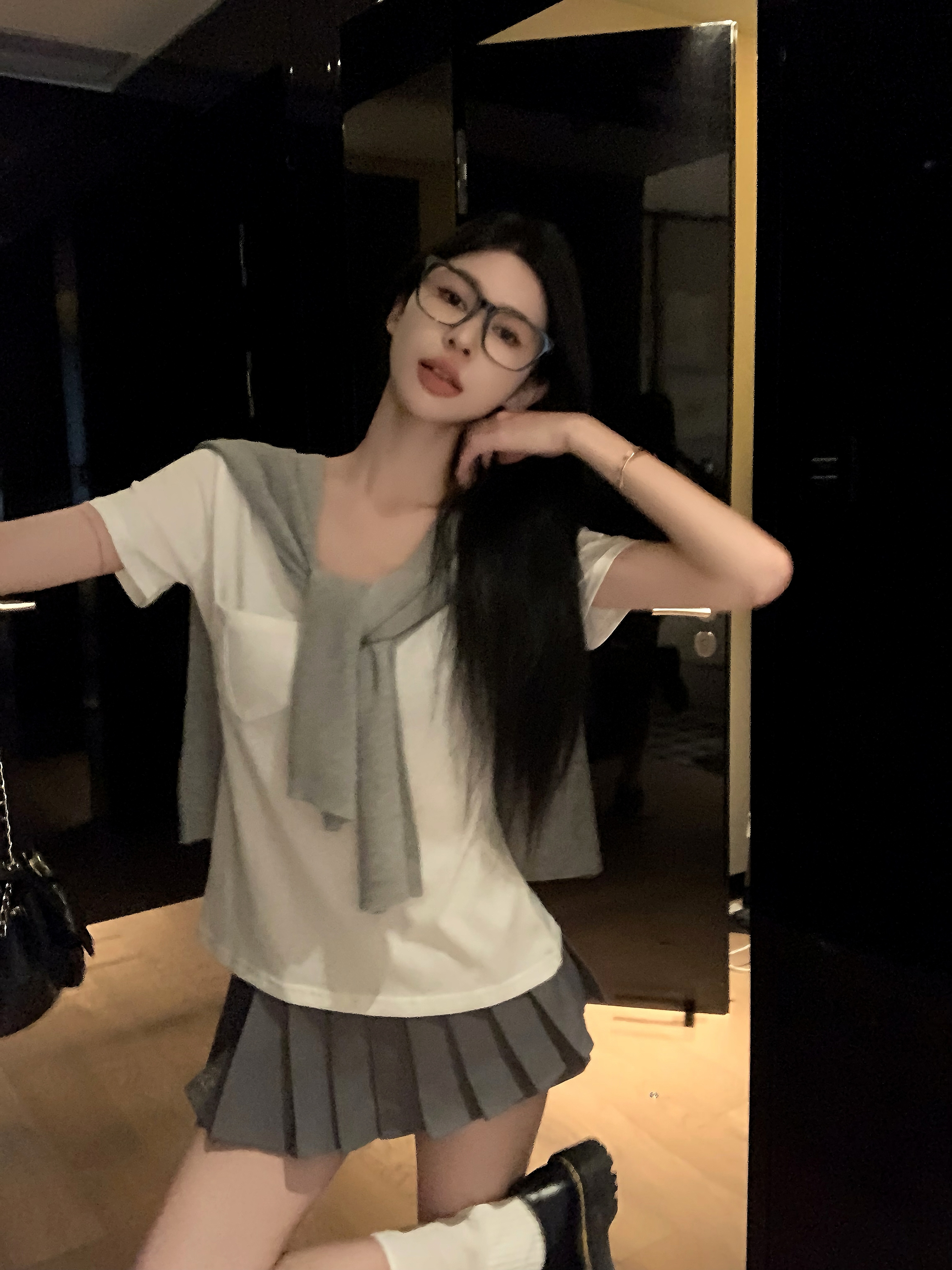 Actual shot of white right-shoulder T-shirt, simple and basic, versatile, slim-fitting, waist-slimming top, two-piece set