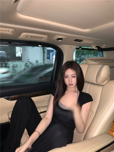 Real shot of two real short-sleeved T-shirt tops and trousers casual hot girl suit